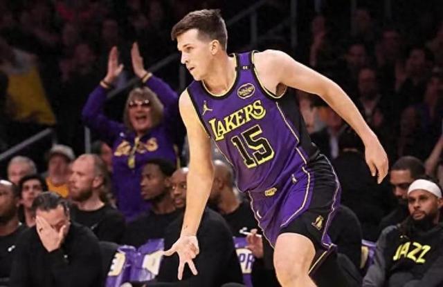 新秀表现抢眼，球队未来前景引人关注的简单介绍