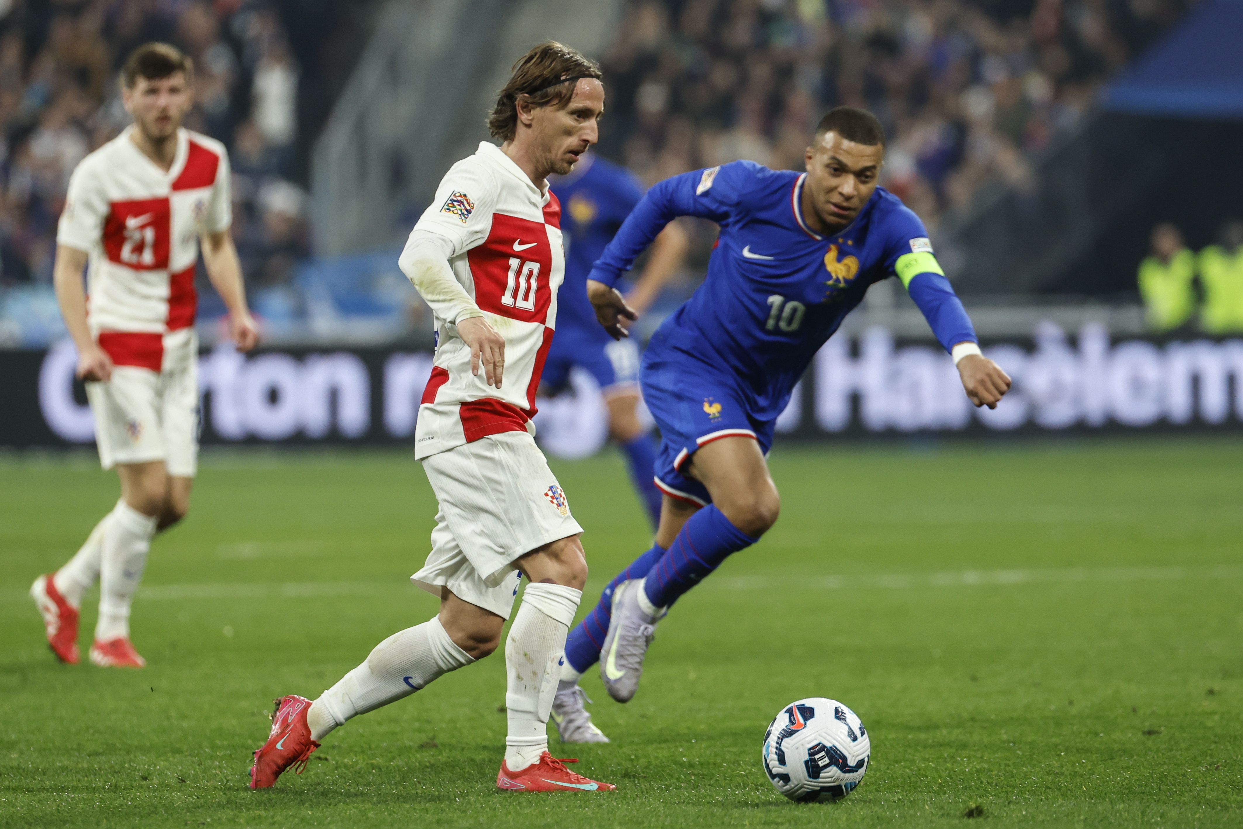 欧国联赛场上双方热衷展开激烈对抗 欧国联赛场上双方热衷展开激烈对抗