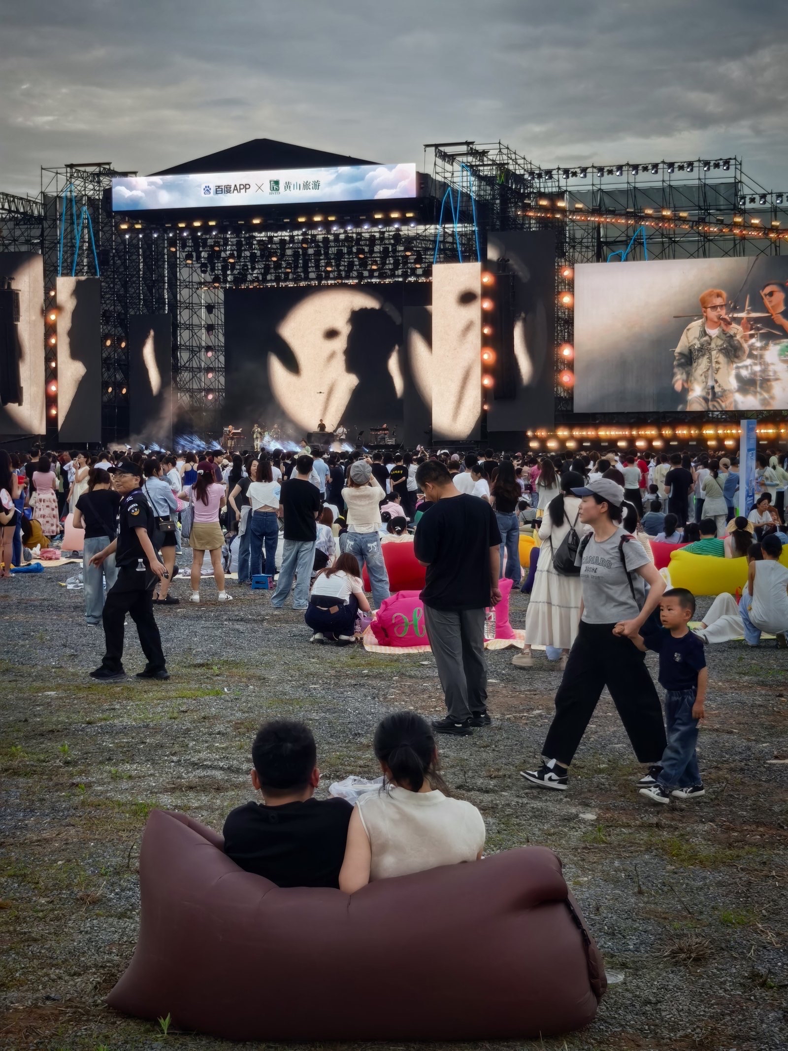 现场气氛火爆，比赛吸引大批观众