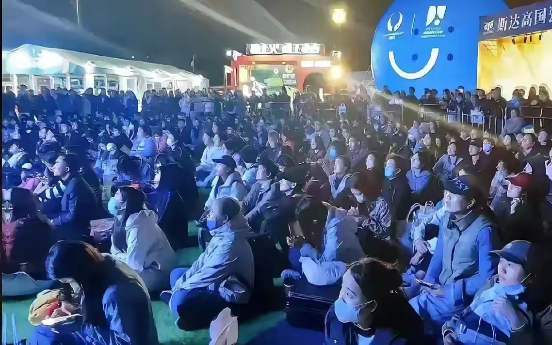 现场气氛火爆，比赛吸引大批观众