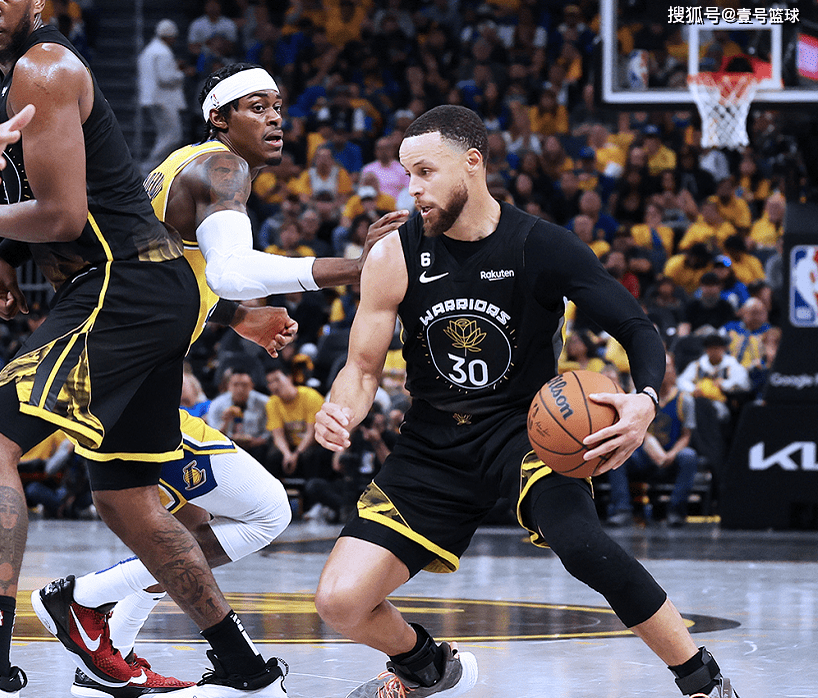 关于那不勒斯横扫丹麦，德容打破历史纪录的信息