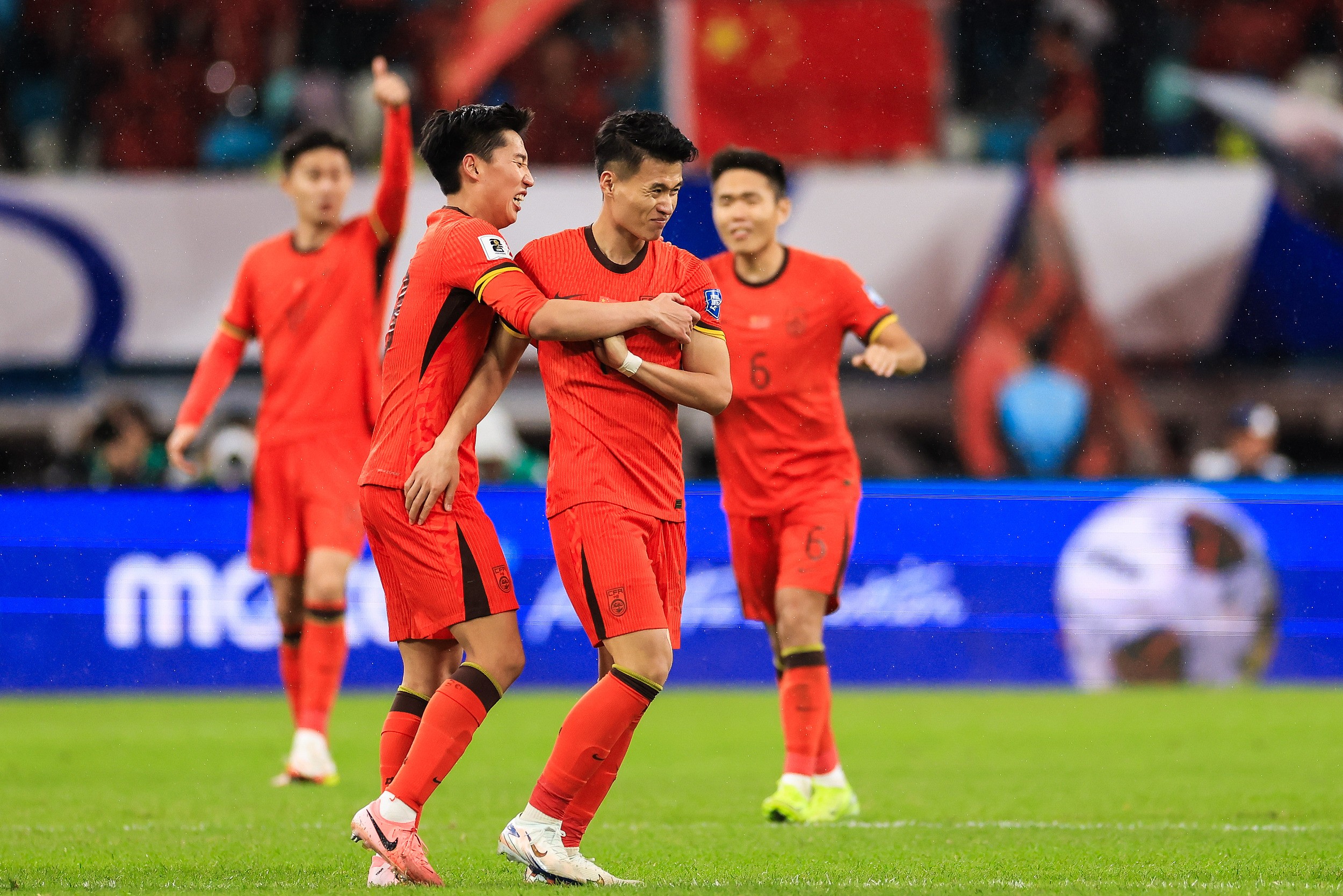 包含战胜苦战，国脚展现顽强实力锁定顶级席位的词条