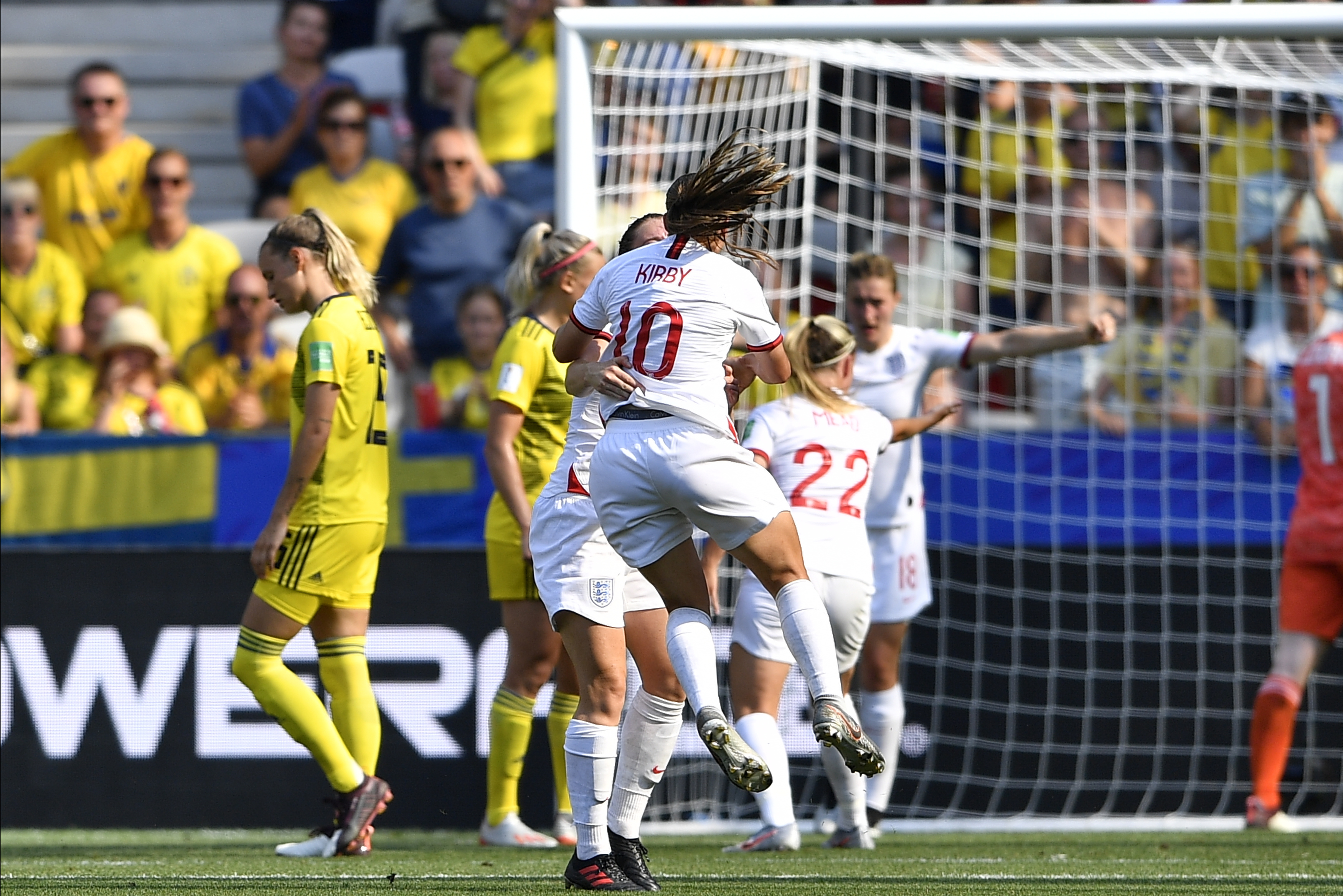 包含法国女足赢得组织国女足挑战赛季军的词条