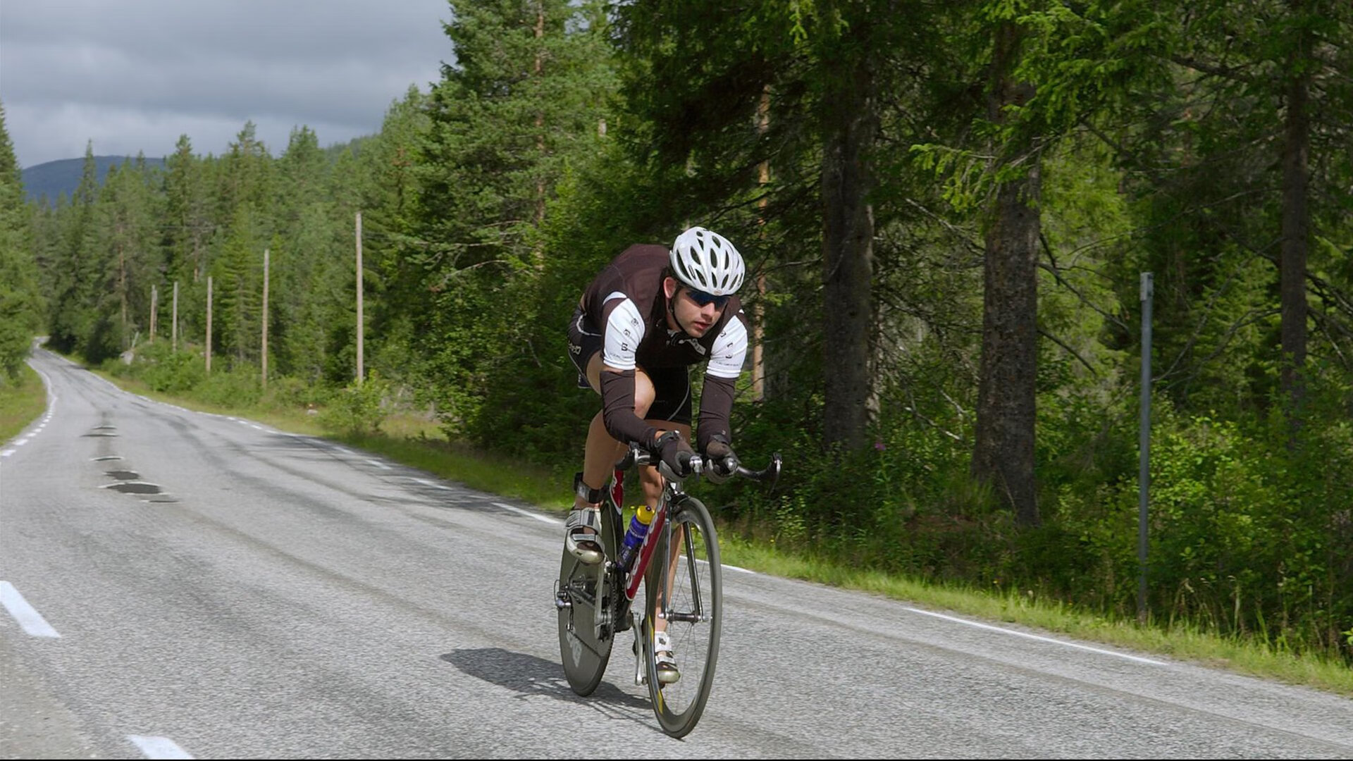 绿茵之外的国家德比，喀麦隆轻取伊朗背后的足球全球化寓言
