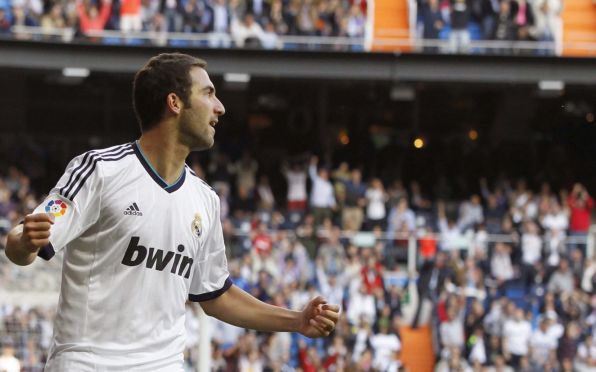 赛道与球场，F1街道赛之夜与恩比德的持续杀伤力